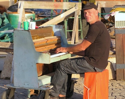 Mysterious piano man gets into Knysna's swing